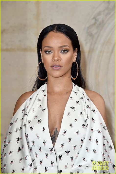 rihanna late dior show